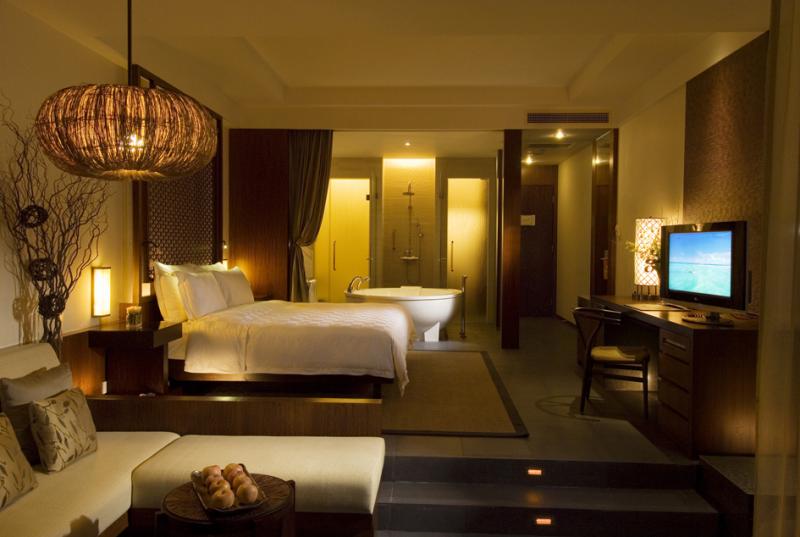  Bay Room - Kingbed.jpg